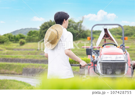農業　農家　若い男性 107428755