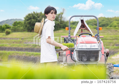 農業　農家　若い男性 107428756