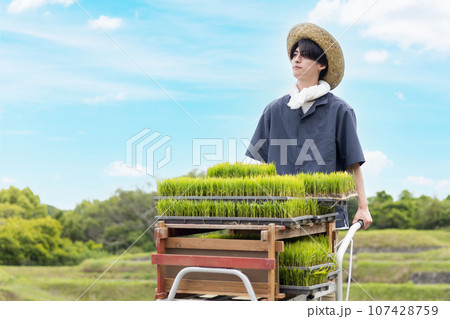 農家 農業 若い男性 農家 農業 若い男性 107428759