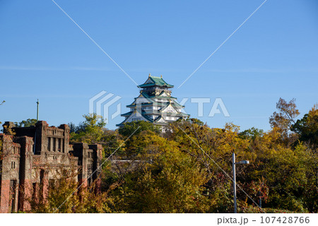 秋の大阪城 107428766
