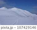 北海道のバックカントリースキー　晴天の雪山 107429146