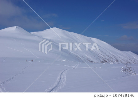 北海道のバックカントリースキー　晴天の雪山 107429146