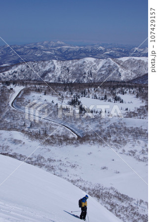 北海道バックカントリー チセヌプリよりニセコパノラマラインを望む 北海道バックカントリー チセヌプリよりニセコパノラマラインを望む 107429157