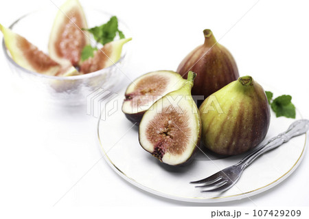 やわらかい完熟 いちじく（無花果）イチジク 白バック 果物 果実 107429209