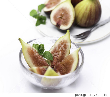 やわらかい完熟 いちじく（無花果）イチジク 白バック 果物 果実 107429210