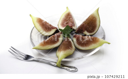 やわらかい完熟 いちじく（無花果）イチジク 白バック 果物 果実 107429211