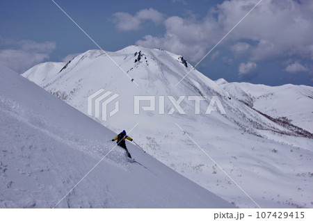 北海道バックカントリー イワオヌプリ山頂を望む 北海道バックカントリー イワオヌプリ山頂を望む 107429415