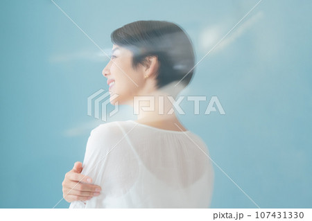 考える女性の横顔 考える女性の横顔 107431330