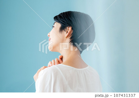 考える女性の横顔 107431337
