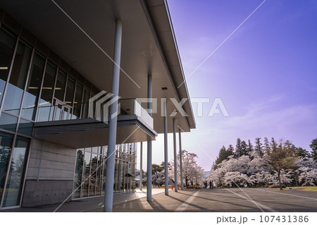 山形県米沢市　春の米沢市上杉博物館正面からの米沢城址の眺め 107431386