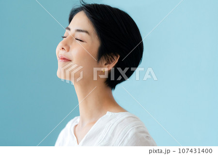 風に吹かれる女性の横顔 風に吹かれる女性の横顔 107431400