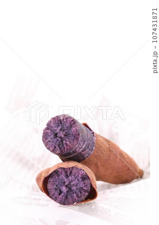 紫色の焼き芋　紫芋　紫福　しふく　アントシアニン　明るい背景 107431871