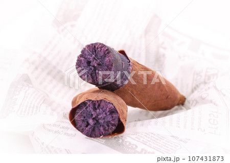 紫色の焼き芋　紫芋　紫福　しふく　アントシアニン　明るい背景 107431873