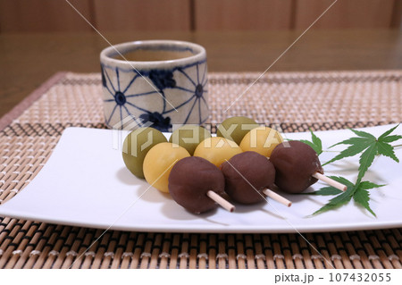 竹マットの上の和菓子と湯飲み 竹マットの上の和菓子と湯飲み 107432055
