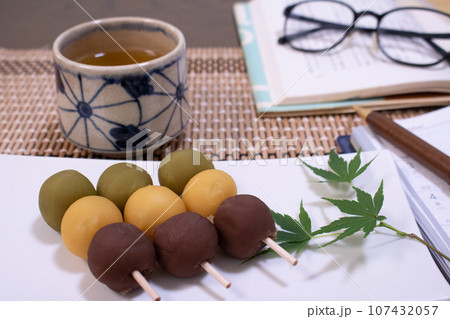 三色団子とお日本茶 107432057