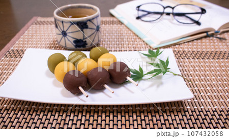 美味しそうな和菓子でお茶の時間 美味しそうな和菓子でお茶の時間 107432058