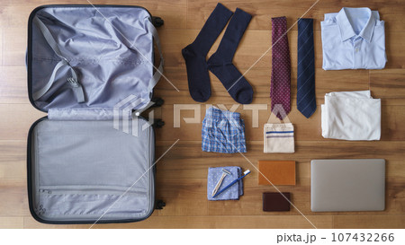 キャリーバッグ・ビジネスマン出張準備イメージ 107432266