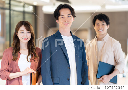 オフィスで会議をする男女のエンジニア　撮影協力：WEEK芝大門（サンフロンティア不動産） 107432343