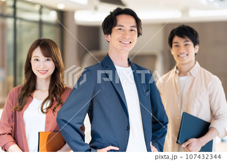 オフィスで会議をする男女のエンジニア　撮影協力：WEEK芝大門（サンフロンティア不動産） 107432344