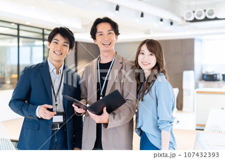 オフィスで会議をする男性のエンジニア　撮影協力：WEEK芝大門（サンフロンティア不動産） 107432393