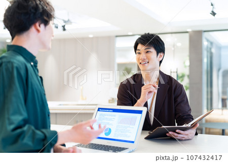 オフィスで会議をする男性のエンジニア　撮影協力：WEEK芝大門（サンフロンティア不動産） 107432417