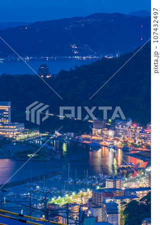 （静岡県）熱海100万ドルの夕景　トワイライト 107432497