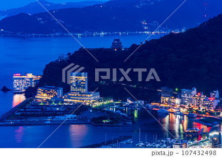 （静岡県）熱海100万ドルの夕景　トワイライト 107432498