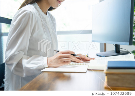 勉強する女性【パーツカット】 勉強する女性【パーツカット】 107432689