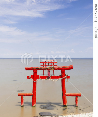 佐賀県の観光名所　大魚神社の海中鳥居　青空 107432898