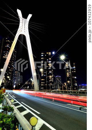 隅田川テラス 中央大橋と超高層マンション群の夜景 隅田川テラス 中央大橋と超高層マンション群の夜景 107432919