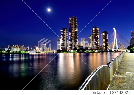 隅田川テラス　中央大橋と超高層マンション群の夜景 107432925