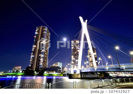 隅田川テラス　中央大橋と超高層マンション群の夜景 107432927