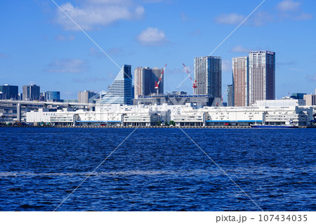 晴海ふ頭から、ゆりかもめ沿線の都市風景 晴海ふ頭から、ゆりかもめ沿線の都市風景 107434035