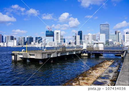 晴海ふ頭から、ゆりかもめ沿線の都市風景 107434036