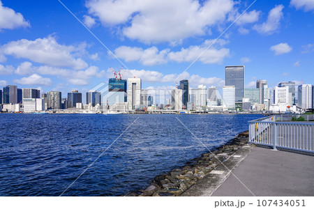 晴海ふ頭から、ゆりかもめ沿線の都市風景 107434051