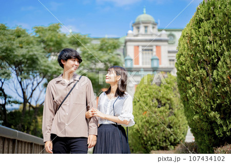 大阪を観光するカップル 中之島公会堂 大阪を観光するカップル 中之島公会堂 107434102