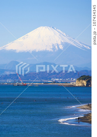 湘南海岸と冠雪の富士山 　自然風景 107434345