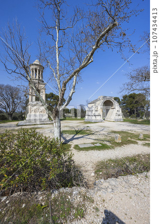 Mausoleum of Glanum, Glanum archaeological site near Saint-Remy-de-Provence, Provence, France Mausoleum of Glanum, Glanum archaeological site near Saint-Remy-de-Provence, Provence, France 107434413