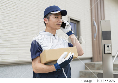 電話をする40代配達員 電話をする40代配達員 107435073