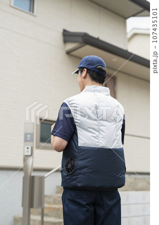 荷物を運ぶ40代配達員 荷物を運ぶ40代配達員 107435101