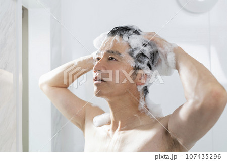 お風呂で髪を洗う40代男性 お風呂で髪を洗う40代男性 107435296