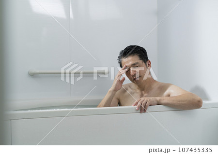 入浴中に体調が悪くなった男性 107435335