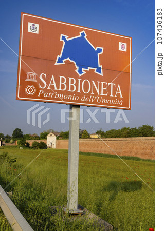 The walls of Sabbioneta, UNESCO World Heritage site, Lombardy, Italy 107436183