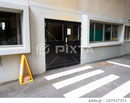 誰もいない施設の入り口 誰もいない施設の入り口 107437351