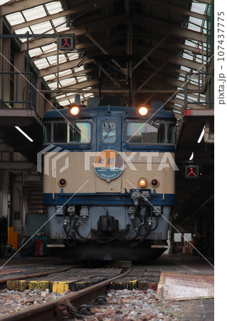往年の佇まいを見せるEF64-1001号機(公式撮影会にて)_2023/9/17撮影 107437775