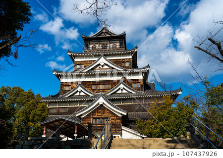【日本100名城】冬晴れの広島城 復元天守1 広島県広島市中区 【日本100名城】冬晴れの広島城 復元天守1 広島県広島市中区 107437926