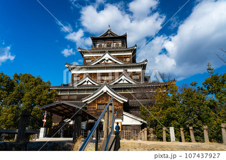 【日本100名城】冬晴れの広島城 復元天守2 広島県広島市中区 【日本100名城】冬晴れの広島城 復元天守2 広島県広島市中区 107437927