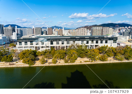 【日本100名城】冬晴れの広島城　天守から見た広島市街1　広島県広島市中区 107437929