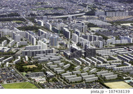 京葉線の検見川浜駅付近を空撮 107438139