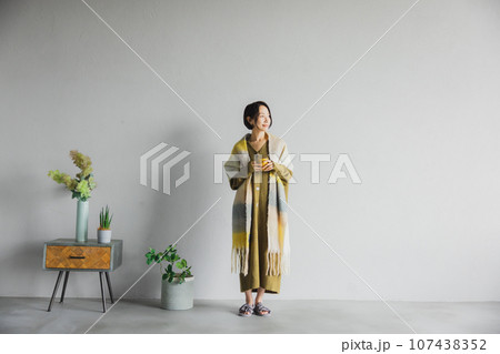 ニットのミドル女性 107438352